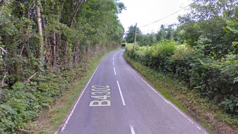 Ffordd y B4302 rhwng Talyllychau a Chrugybar yn Sir Caerfyrddin