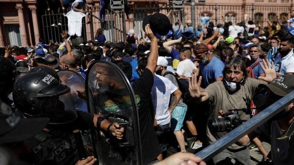 Police clash with mourners outside Argentina's presidential palace