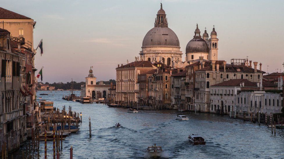 Гондолы, лодка такси и паромы плывут по Большому каналу в Венеции в 2020 году