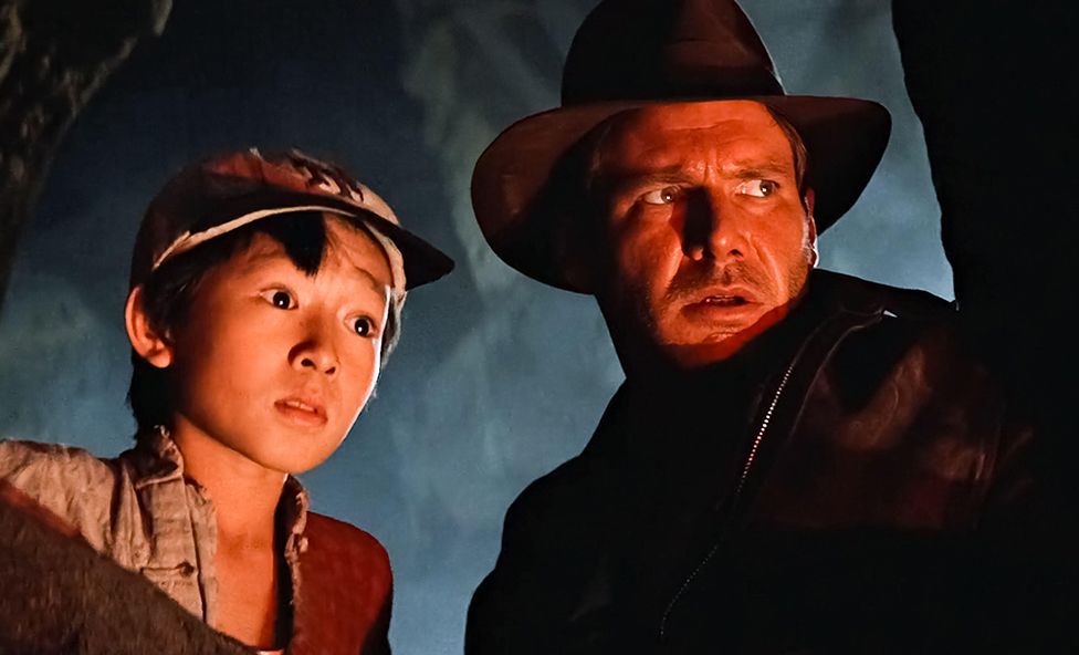  Ke Huy Quan و Harrison Ford في فيلم Indiana Jones and the Temple of Doom 