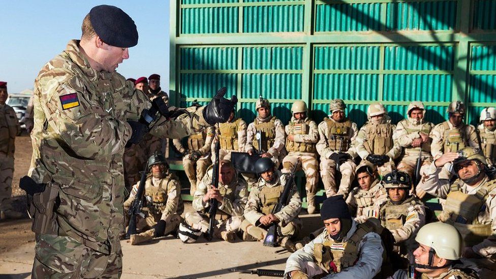 A British Army medic in Erbil shows Iraqi troops how to correctly apply a tourniquet
