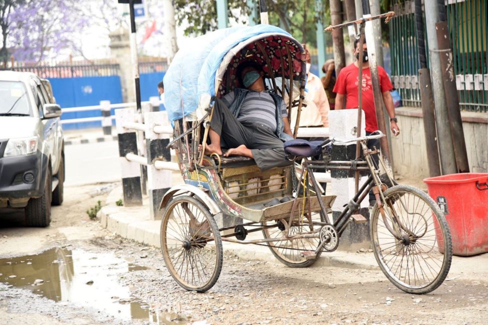 काठमाडौंस्थित वीर अस्पतालअगाडि आफ्नो रिक्सामा निदाएका एक रिक्साचालक। लकडाउनका कारण काठमाण्डूमा अन्य सार्वजनिक सवारीसाधन चलेका छैनन्