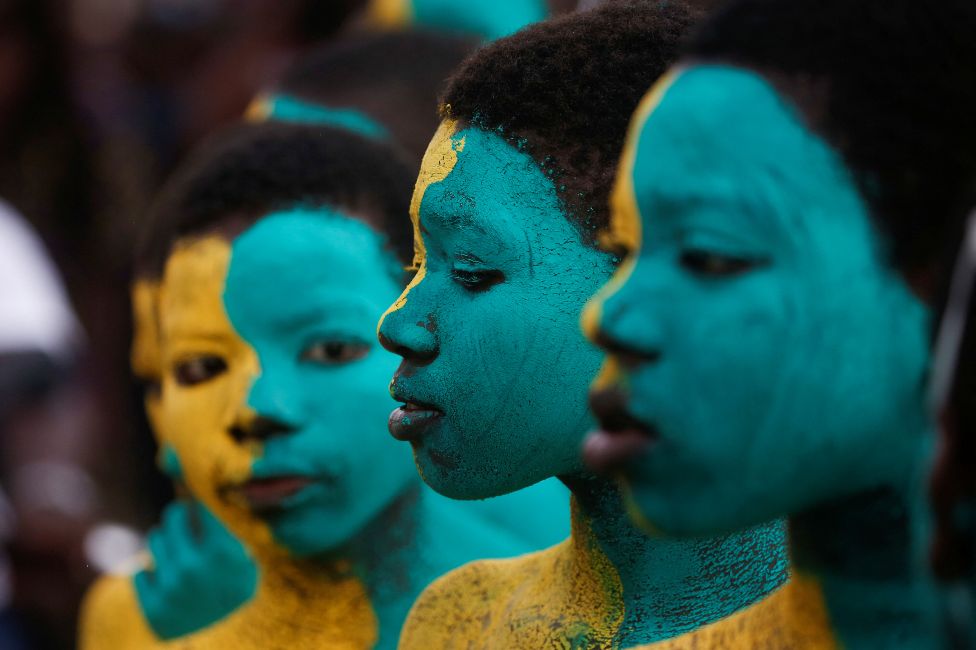 People with blue and yellow painted faces in Ivory Coast - Saturday 30 April 2022