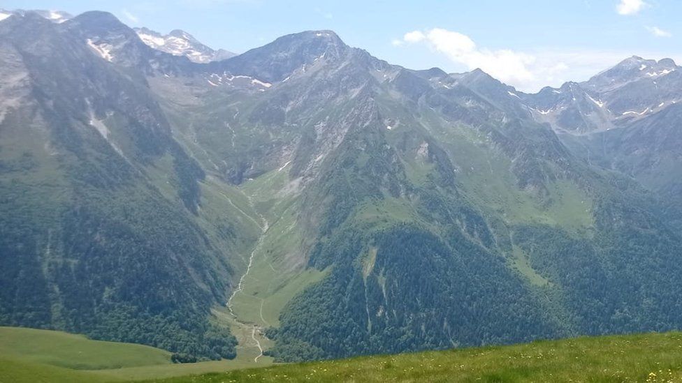 Wide view of the mountainside