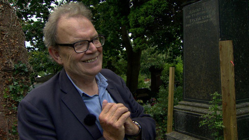 Guide Tom Hartley at the grave of Robert Lynd, the son of a Presbyterian moderator, who became an Irish republican writer