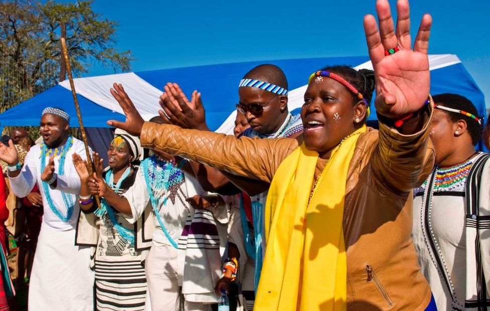 Активисты кой-сан, члены общины кой-сан, родственники и правительственные чиновники присутствуют на символической церемонии захоронения традиционного лидера койсанской традиции и борца за свободу Дэвида Стурмана 16 июня 2017 года в Хэнки, Южная Африка
