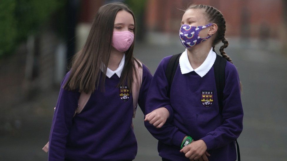 schoolchildren wearing masks