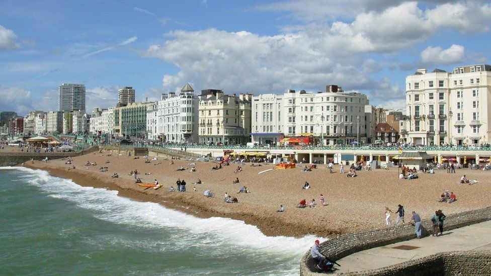 Ukraine evacuee builds new life as Brighton bus driver - BBC News