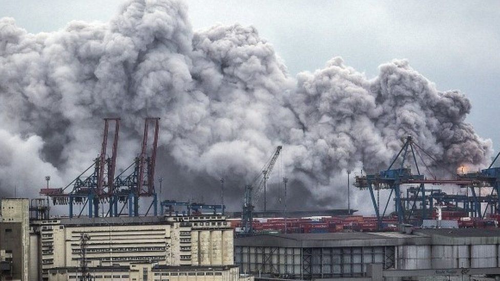 A general view over the port on a giant cloud of smoke billowing in Guaruja, near Santos, Sao Paulo, Brazil, 14 January 2016. According to reports, the smoke was caused by a chemical reaction of Dichloroisocyanuric acid in contact with water that entered a cargo container. EPA