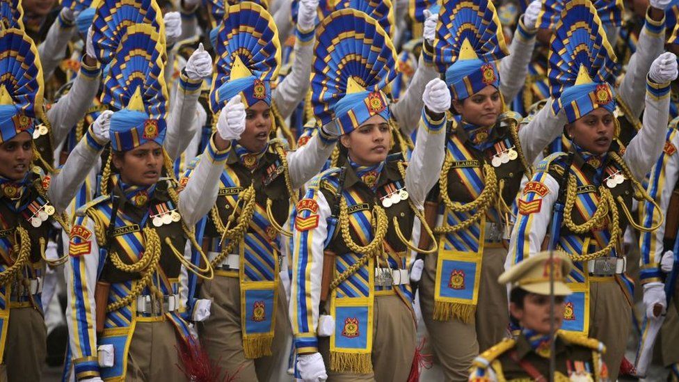 Персонал Центральных резервных полицейских сил (CRPF) марширует во время парада в честь 74-й годовщины Республики Индии в Нью-Дели 26 января 2023 года.