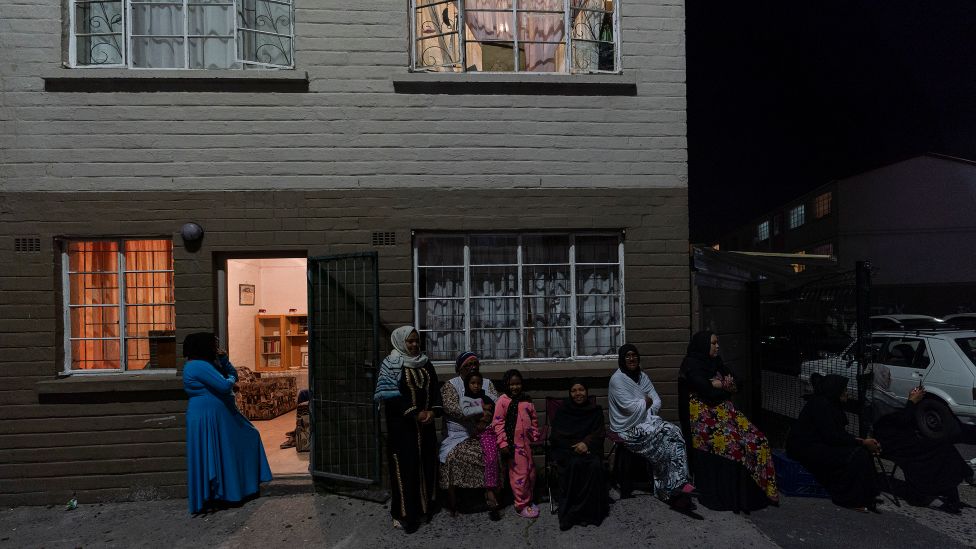 Люди собрались возле своих квартир в Маненберге, Кейптаун, Южная Африка