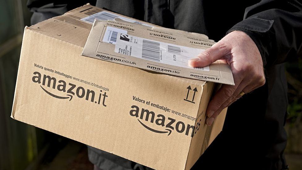 Мужчина держит доставку Amazon