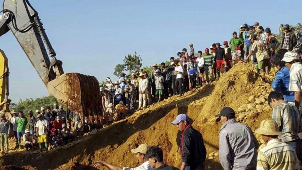 People search for the miners killed by landslide at Hpa Kant jade mining area, Kachin State, northern Myanmar, 22 November 2015.