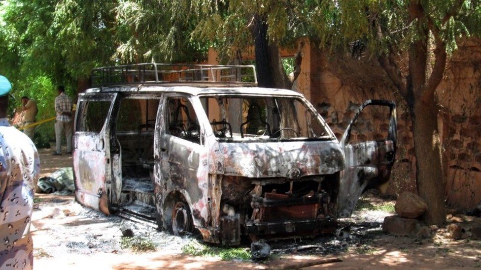 Burned vehicle in front of the Hotel Byblos in the central Malian town of Sevare, 8 Aug