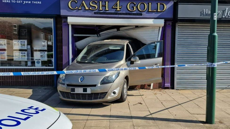 Scunthorpe ram-raid: Cash 4 Gold shop targeted by ram-raiders - BBC News