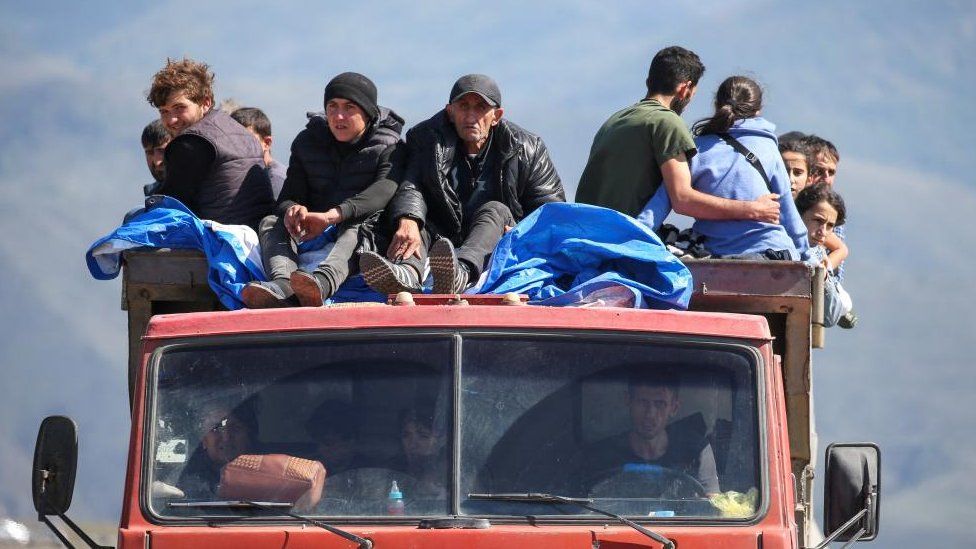 Беженцы из Нагорного Карабаха прибывают в Корнидзор
