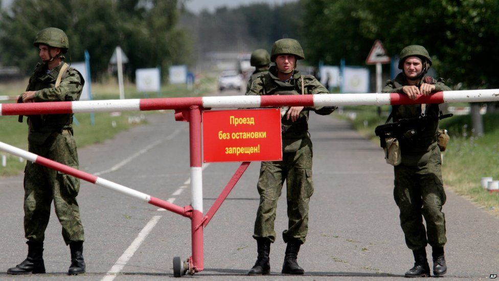 Soldiers stand guard at an entrance to a military base in Omsk, Russia (13 July 2015)