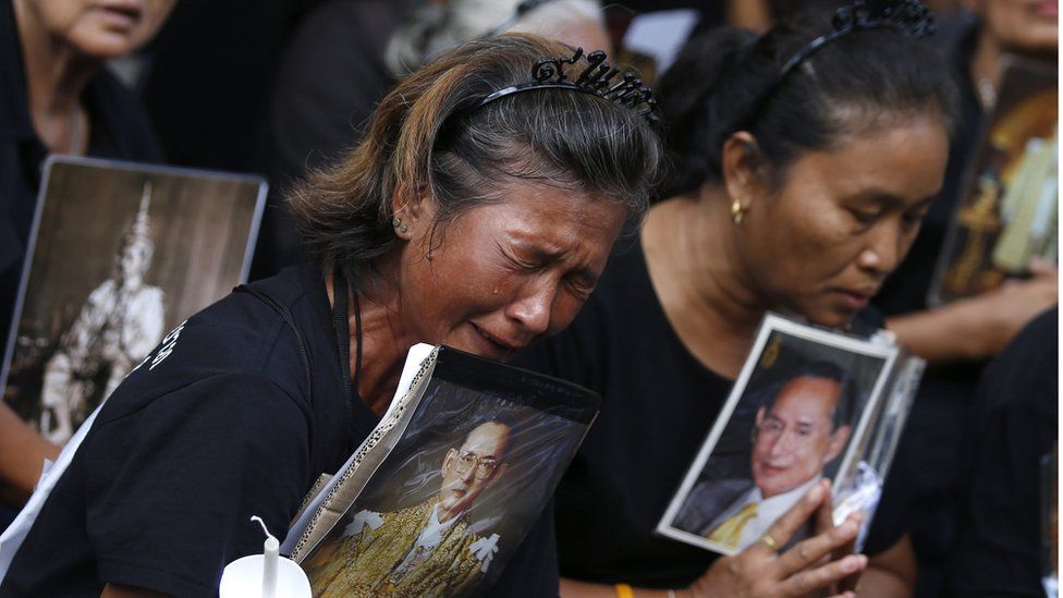 Thai mourners holding a portrait of late Thai King Bhumibol Adulyadej crying outside Siriraj Hospital in Bangkok, Thailand, 13 November 2016.