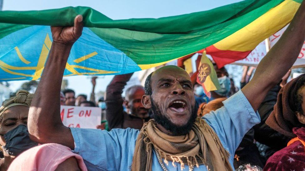 Демонстрант держит эфиопский флаг на митинге в Аддис-Абебе, Эфиопия, 7 ноября 2021 г.