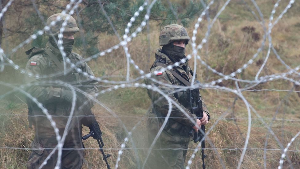 Польские войска за пограничным забором из колючей проволоки