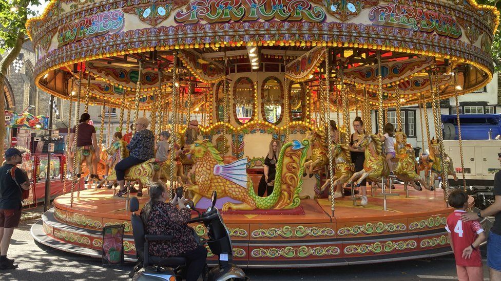 In pictures Sunshine and smiles at Oxford's St Giles' Fair BBC News