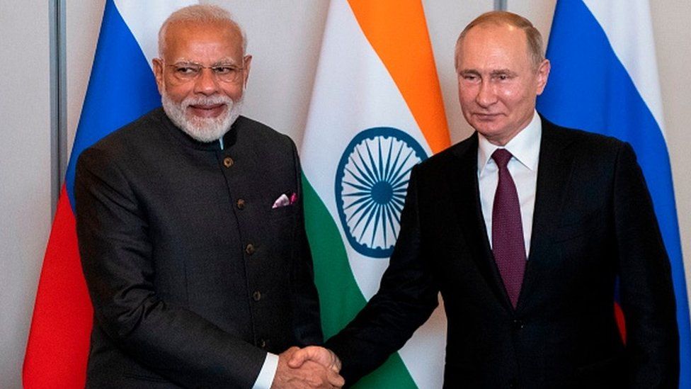ประธานาธิบดีวลาดิมีร์ ปูติน แห่งรัสเซีย (ขวา) และนเรนทรา โมดี นายกรัฐมนตรีอินเดีย จับมือกันระหว่างการประชุมนอกรอบการประชุมสุดยอด BRICS ครั้งที่ 11 ในเมืองบราซิเลีย ประเทศบราซิล เมื่อวันที่ 13 พฤศจิกายน 2019