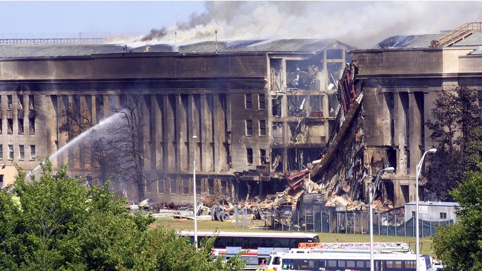 Дым вырывается из юго-западного электронного кольца здания Пентагона 11 сентября 2001 года в Арлингтоне, штат Вирджиния, после того, как угнанный самолет врезался в здание и вызвал огромный взрыв.