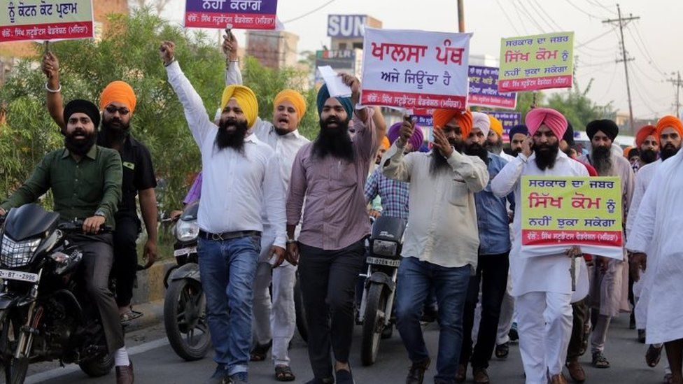 Сикхские активисты из Федерации сикхских студентов (Мехта) выкрикивают религиозные лозунги и держат плакаты во время акции протеста против предполагаемого осквернения священной книги сикхов в Амритсаре, Индия, 15 октября 2015 г.