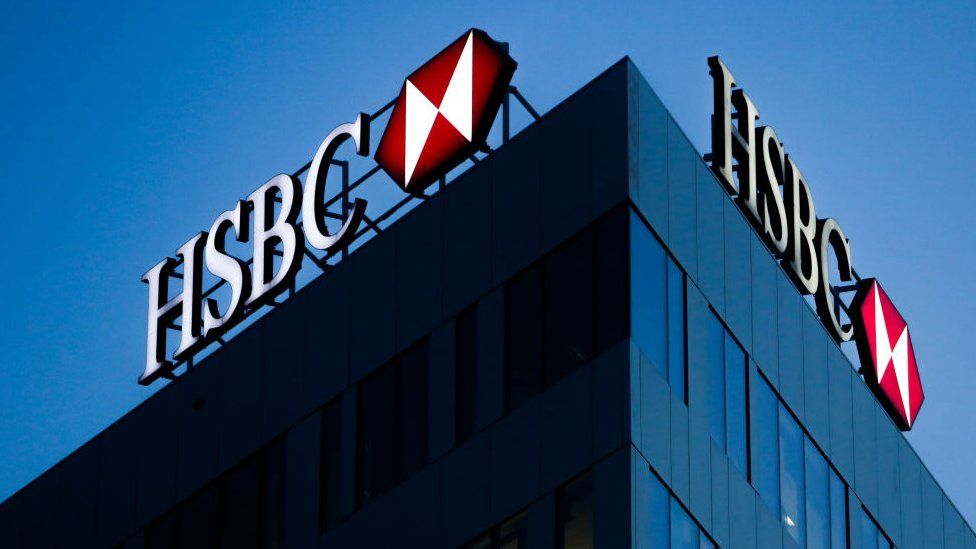 Знак HSBC на крыше здания.