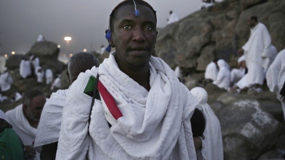 A Sudanese Muslim pilgrim makes his way up a rocky hill known as Mountain of Mercy (11 September 2016)