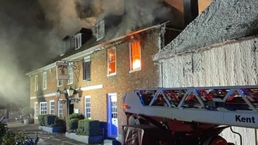 Hollingbourne: Huge fire engulfs centuries-old village pub - BBC News