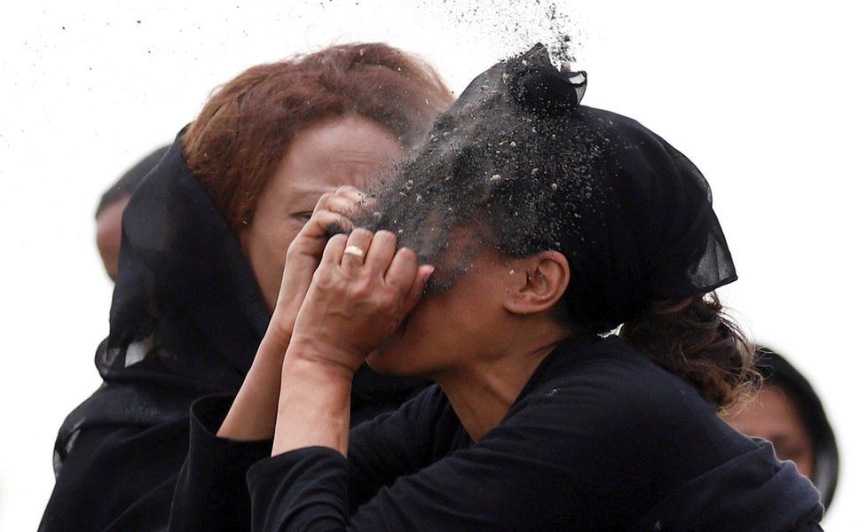Женщина на месте крушения самолета Boeing 737 Max 8 авиакомпании Ethiopian Airlines.