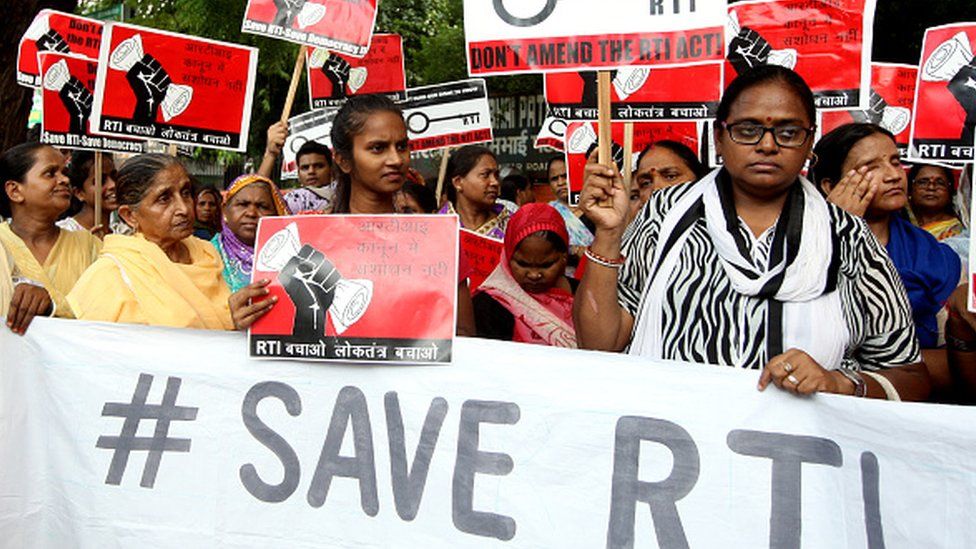 Протестующие против поправок к Закону о праве на информацию, предложенных правительством в Джантар-Мантаре в Нью-Дели в июле 2019 г.
