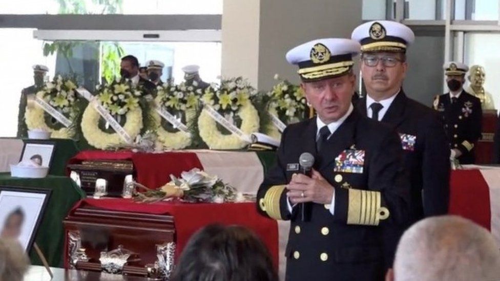 Министр ВМС Мексики Хосе Рафаэль Охеда выступает во время церемонии, посвященной памяти бойцов сил специального назначения, погибших в результате крушения военного вертолета Black Hawk в Мехико, Мексика. , 2022.