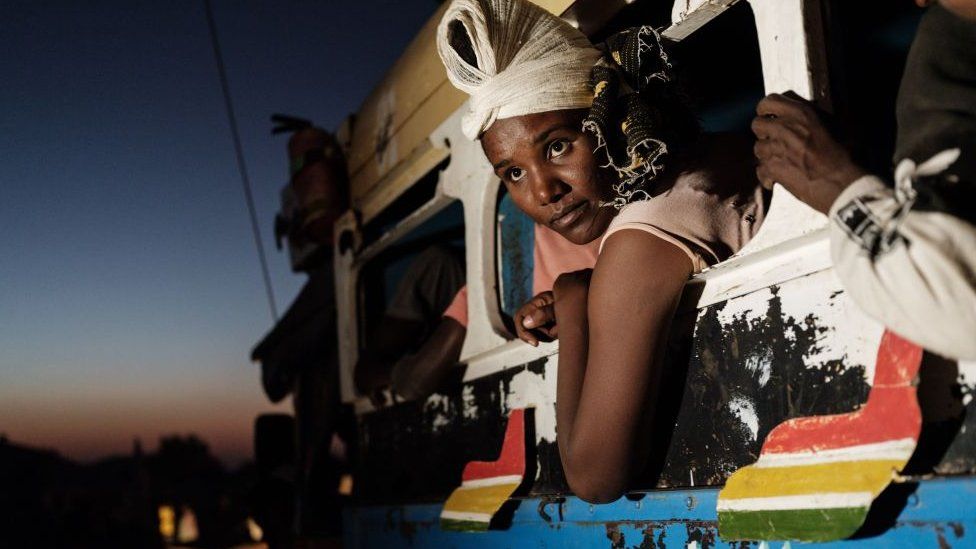Эфиопские беженцы, бежавшие от конфликта в Эфиопии Тыграй, прибыли на автобусе в Судан - 11 декабря 2020 г.