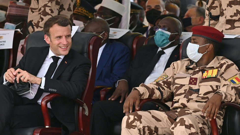 Президент Франции Эммануэль Макрон (слева) и сын покойного президента Чада Идрисса Деби, генерал Махамат Идрисс Деби (справа) присутствуют на государственных похоронах покойного президента Чада Идрисса Деби в Нджамене 23 апреля 2021 года.