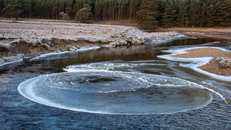 Rare ice pancakes form on River Swale in Richmond BBC News