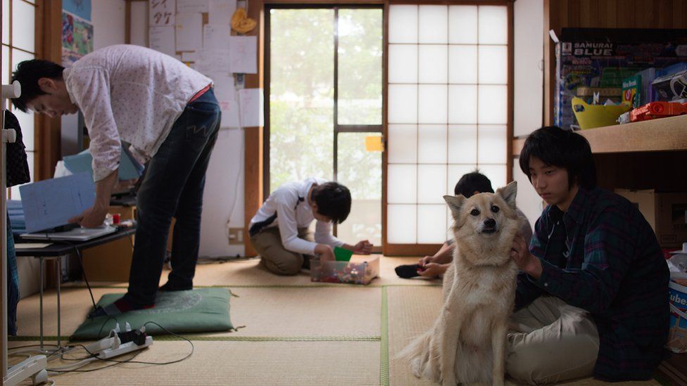 A dog hangs out with pupils at Tamagawa Free School