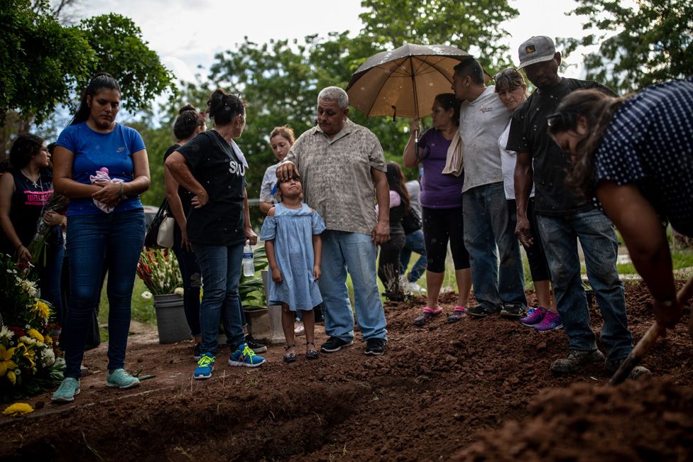 Family and friends at the burial of Luis Alfredo Chávez in Los Mochis