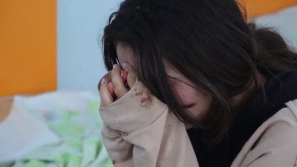 Девушка в слезах в больнице в Нагорном Карабахе