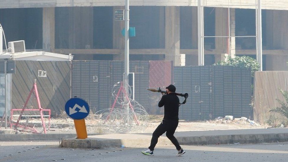 A militia fighters prepares to fire a rocket-propelled grenade in central Beirut (14 October 2021)