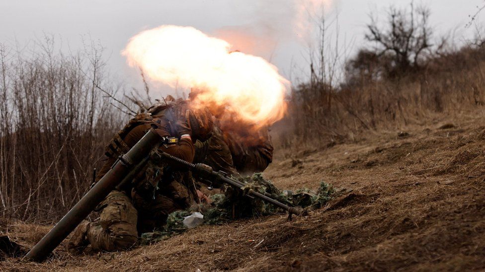 Ein Soldat feuert einen Mörser auf russische Truppen in der Ukraine