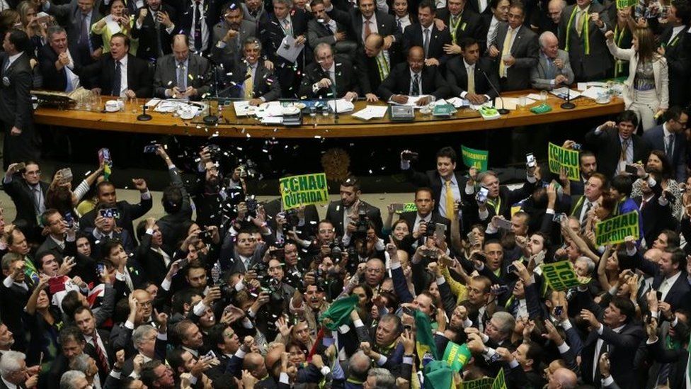 Депутаты от оппозиции празднуют после того, как нижняя палата Конгресса проголосовала за импичмент президенту Бразилии Дилме Русефф в Палате депутатов в Бразилиа, Бразилия, воскресенье, 17 апреля 2016 г.