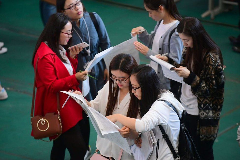 China cracks down on moneylenders targeting students - BBC News