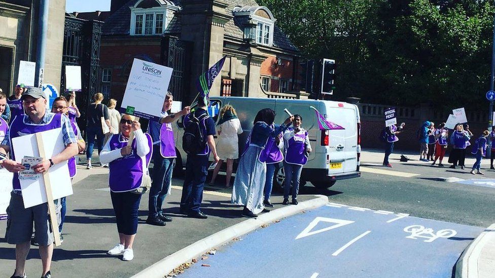 University of Birmingham staff strike on graduation day - BBC News