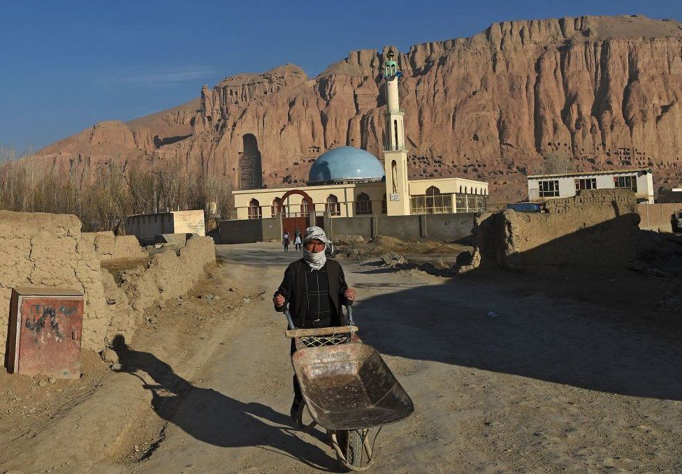 Фото: 3D-возвращение разрушенного талибами* Будды в Бамиане