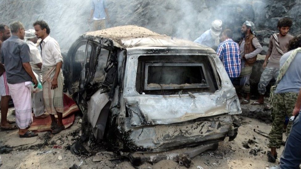 Yemenis inspect the scene of the attack that killed Aden Governor Jaafar Mohammed Saad (06 December 2015)