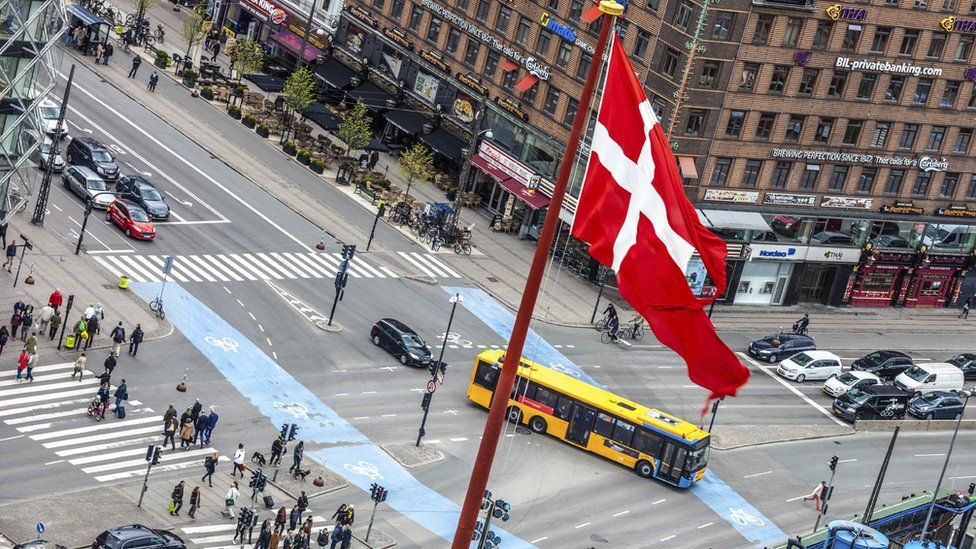 Датский флаг на шесте в центре Копенгагена