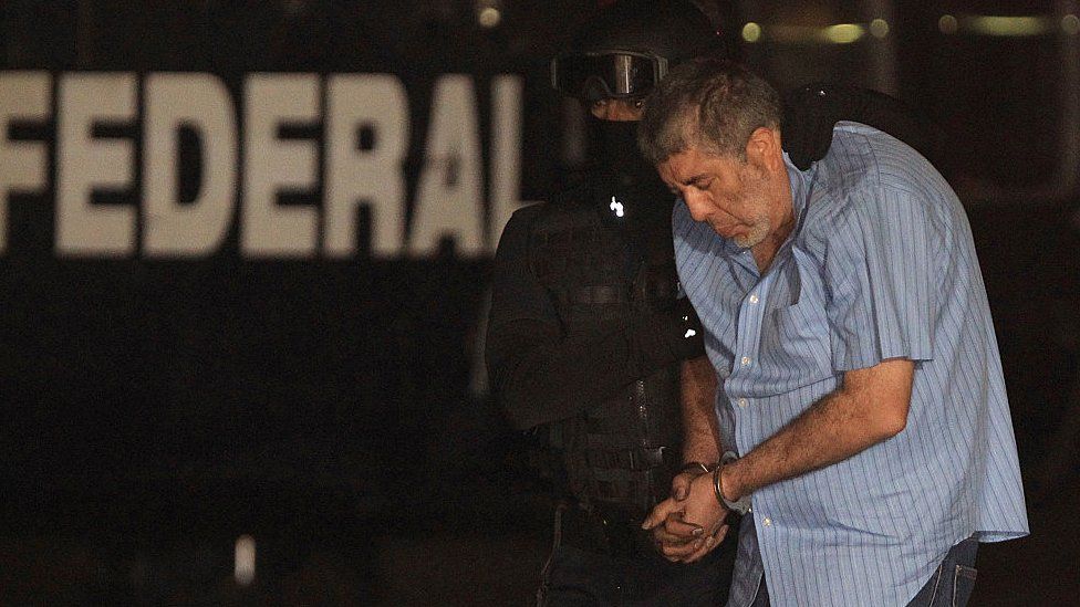 Босса картеля Хуарес Висенте Каррильо Фуэнтес, он же Эль Висерой, брат покойного мексиканского наркобарона Амадо Каррильо, сопровождают к вертолету после его ареста в ангаре генерального прокурора Мексики 9 октября 2014 года в Мехико.