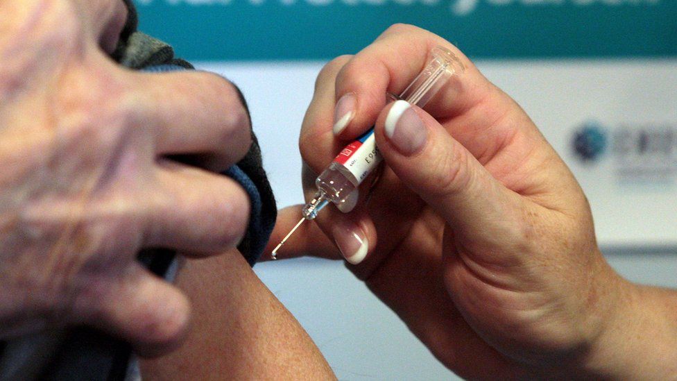Пациент получает вакцину против сезонного гриппа